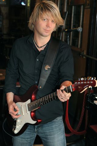 Pivo Deinert mit Gitarre